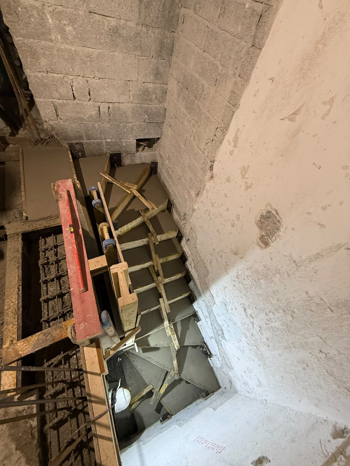 Escalier tournant en béton armé en cours de coffrage