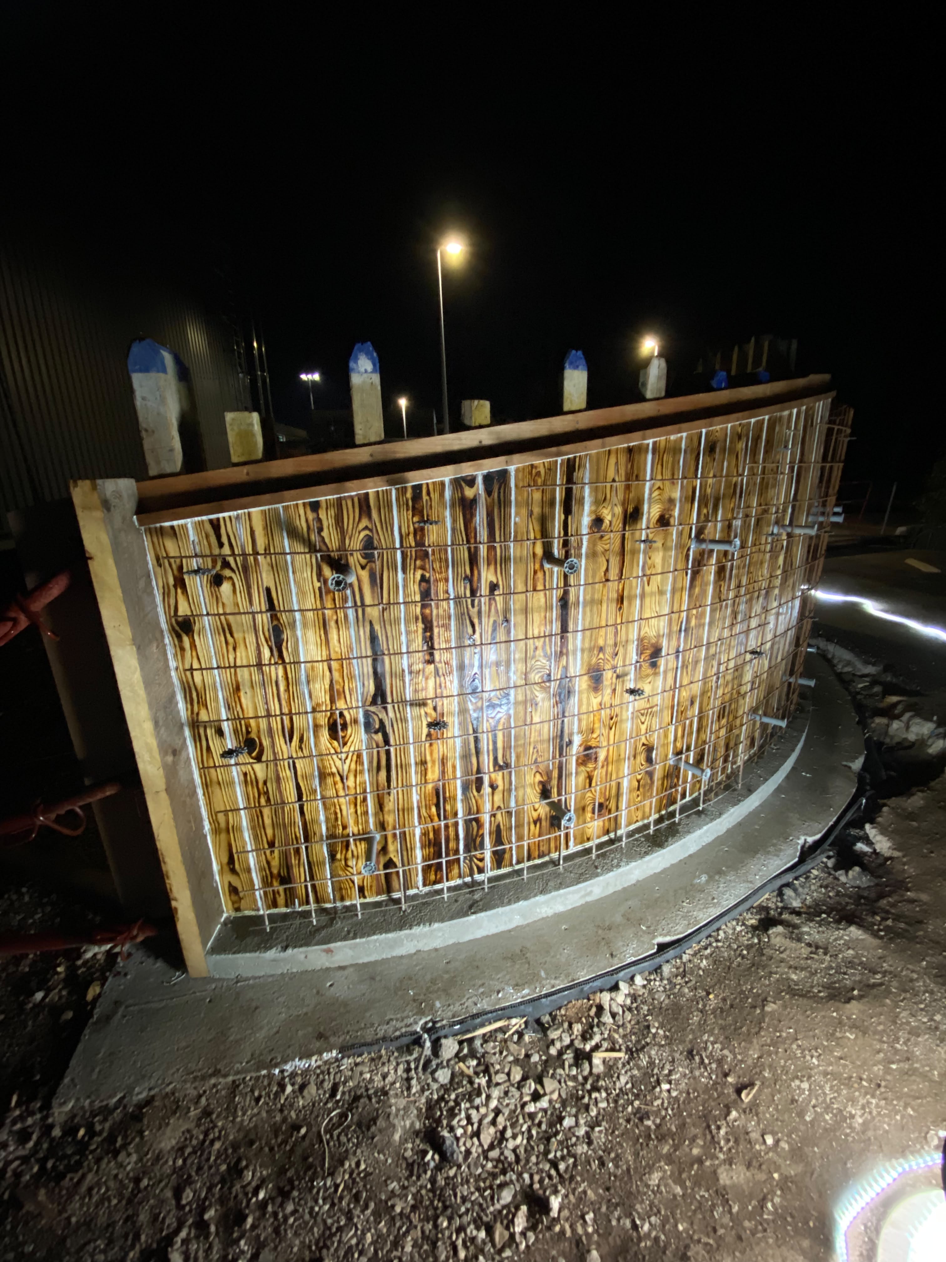 Coffrage courbé avec treillis d'armature pour mur en béton armé