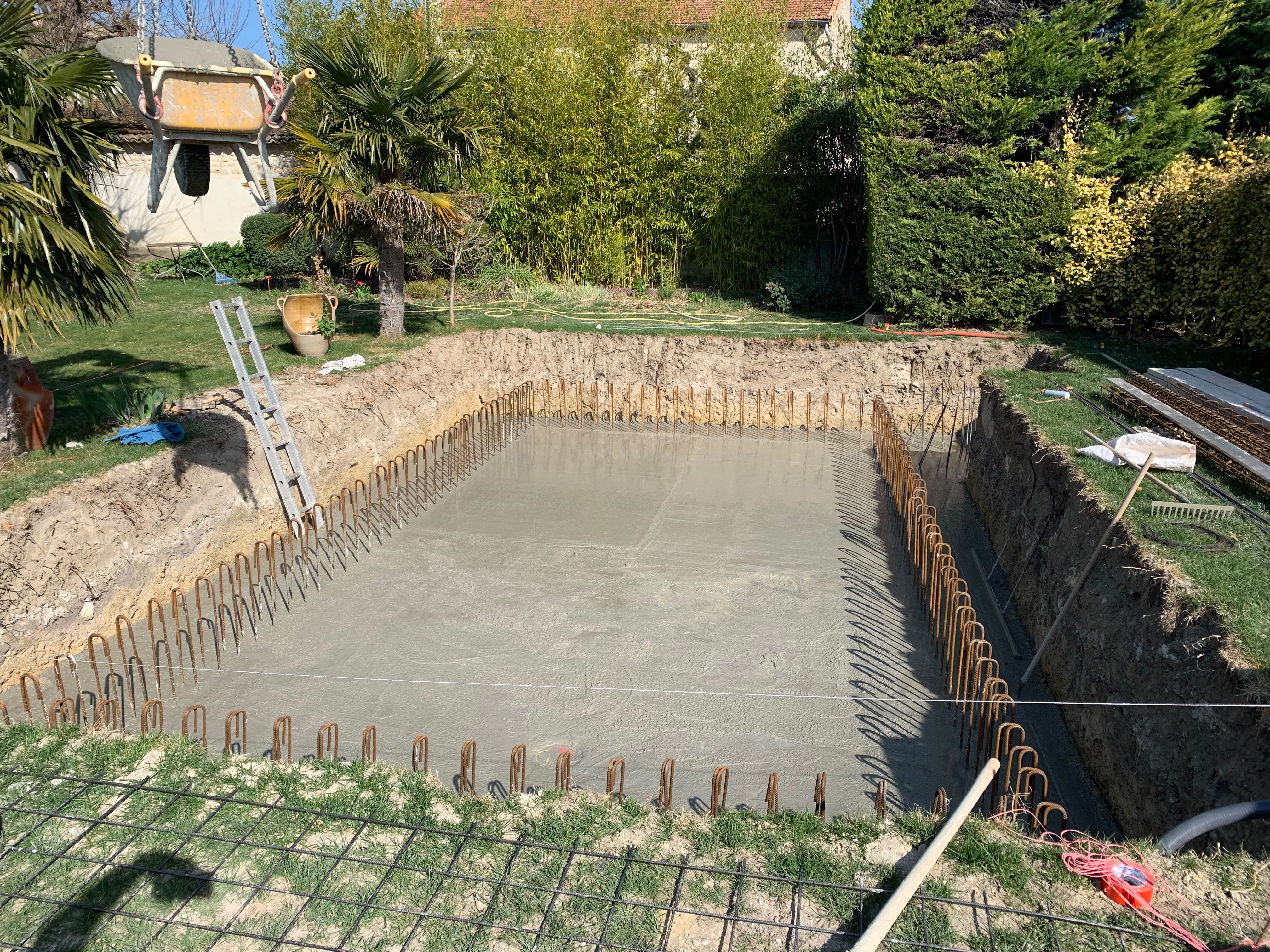 Fondation de piscine en béton armé — radier coulé et aciers en attente