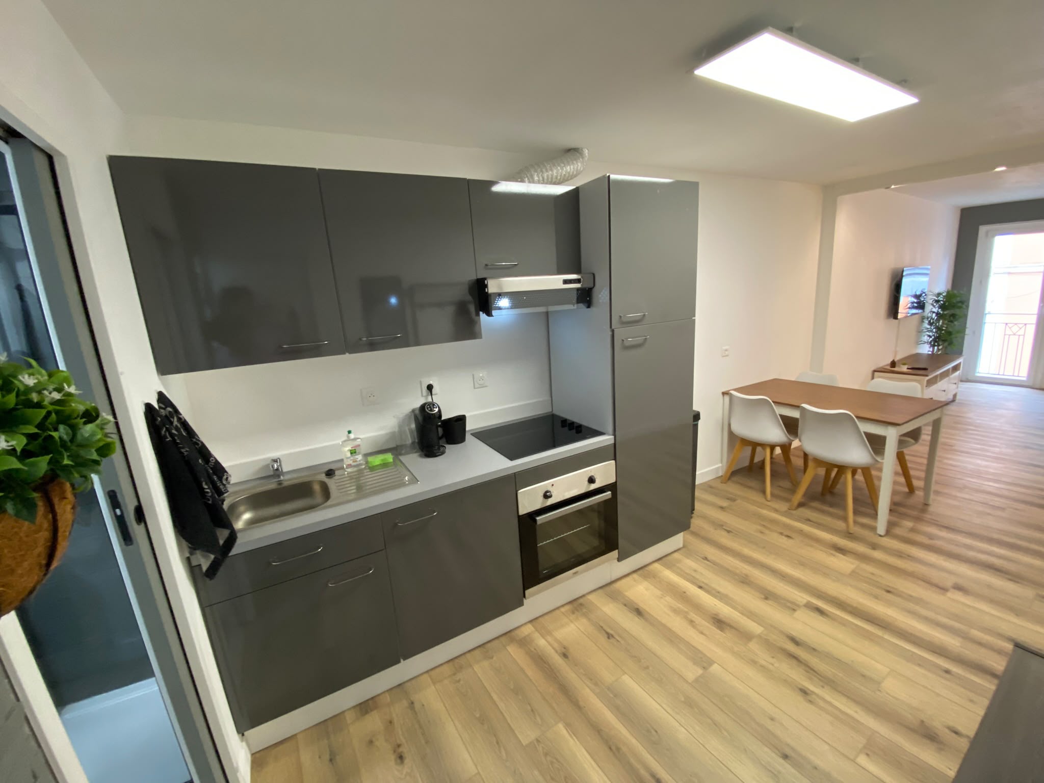 Cuisine rénovée avec meubles gris anthracite et parquet chêne — Alpes-Maritimes