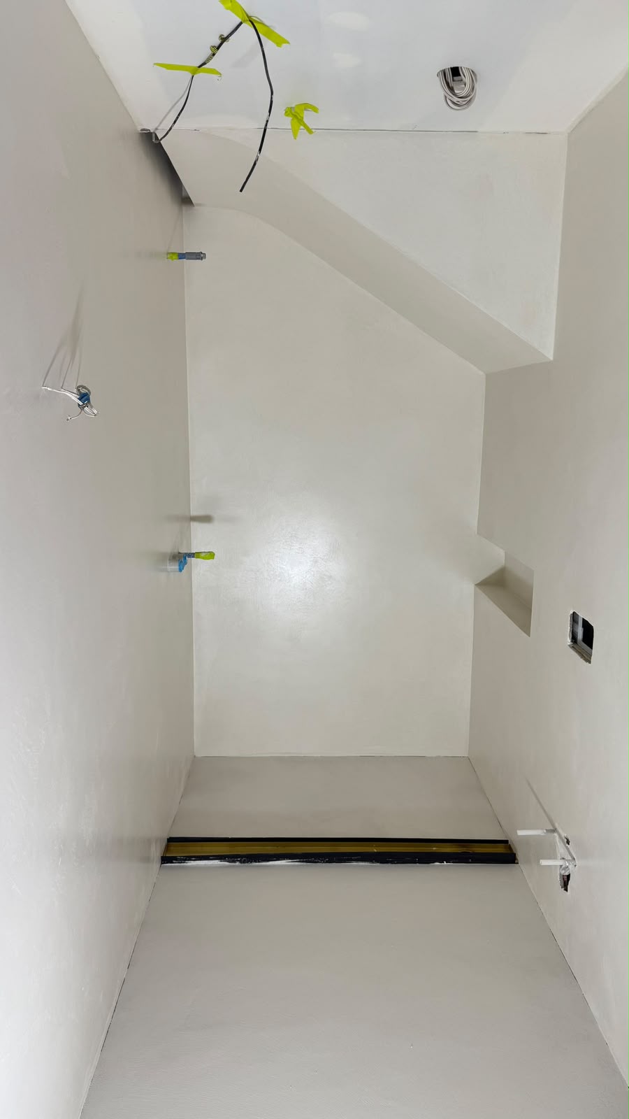 Salle de bain en béton ciré blanc — sols, murs et escalier, finition haut de gamme
