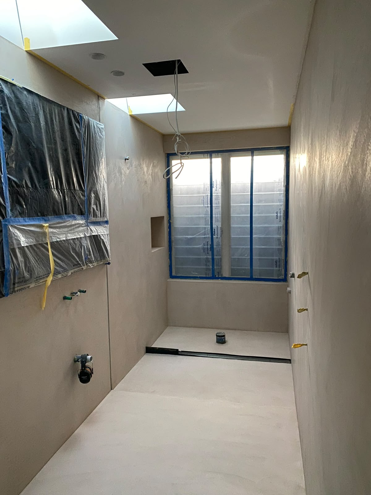 Salle de bain en béton ciré — sol, murs et receveur de douche