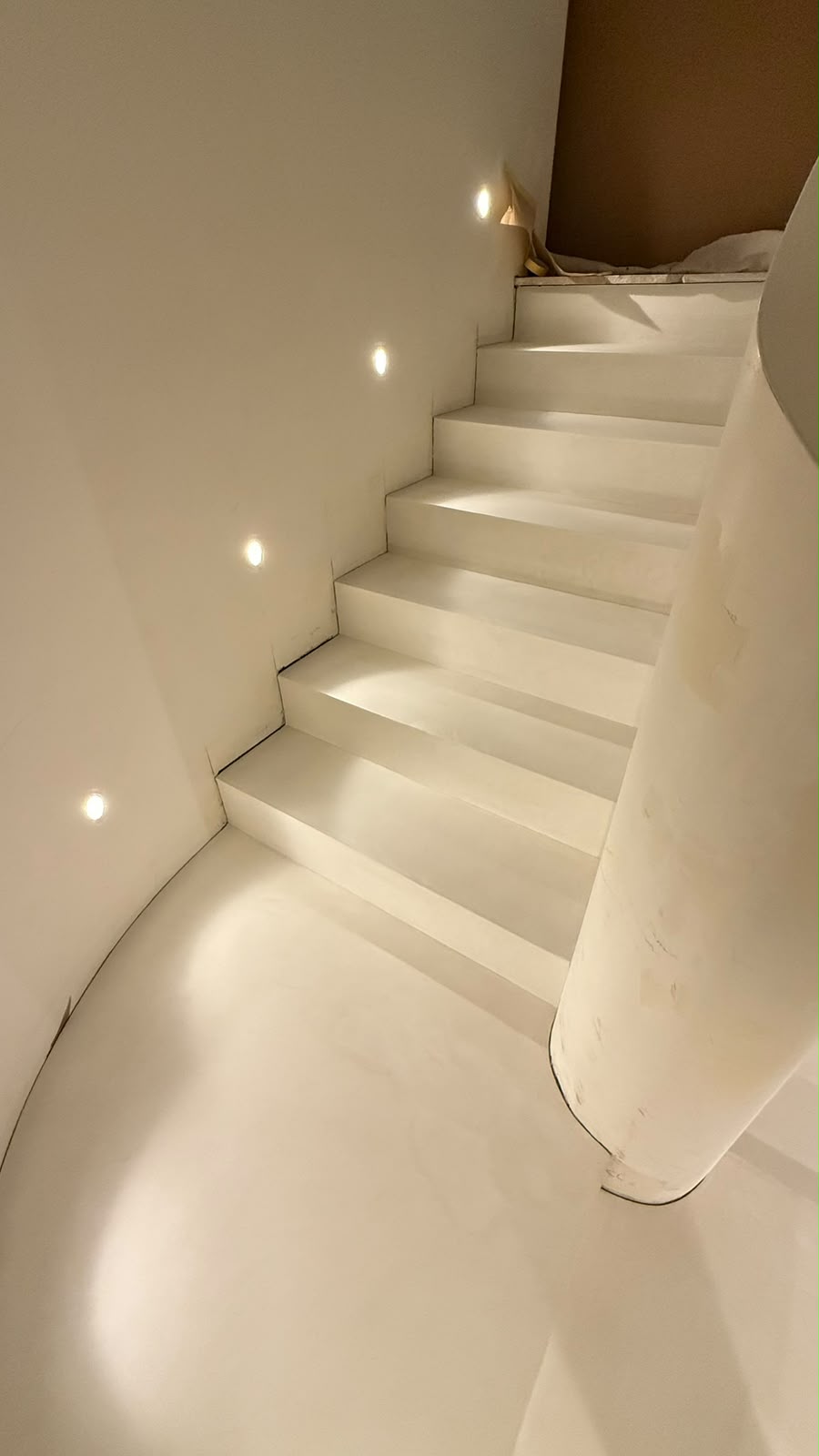 Escalier hélicoïdal en béton ciré blanc avec éclairage LED encastré — Alpes-Maritimes