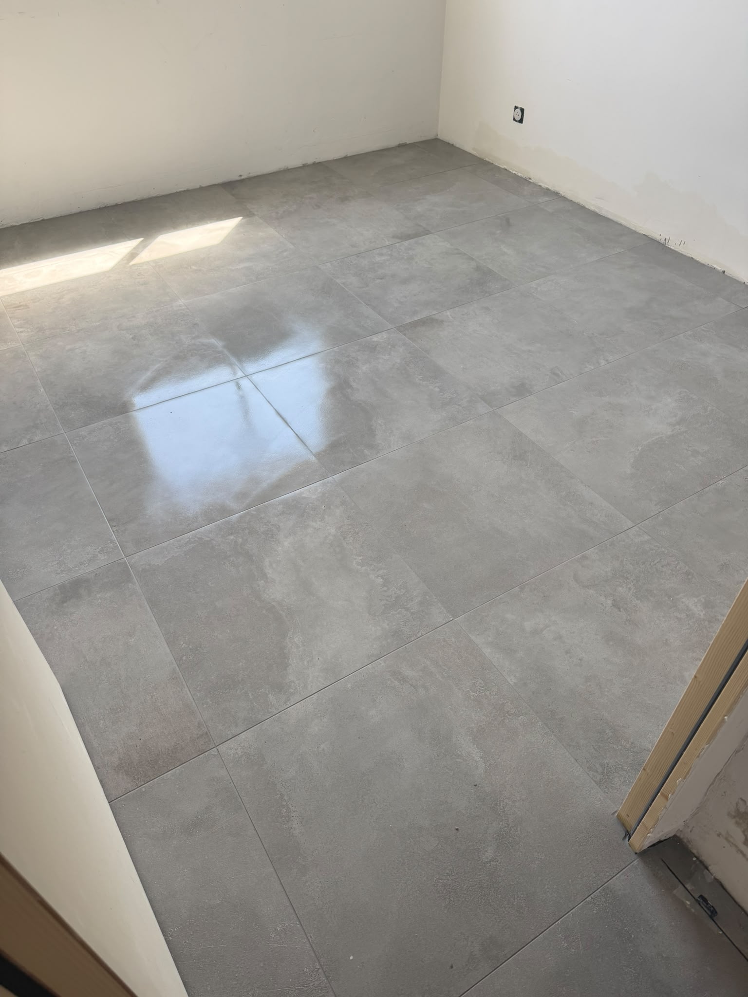 Sol carrelé grand format gris effet béton ciré — résultat final