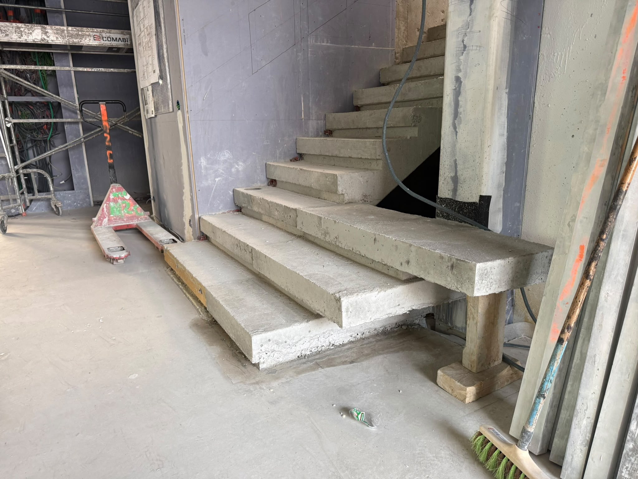 Marches d'escalier en béton élargies en porte-à-faux — Alpes-Maritimes