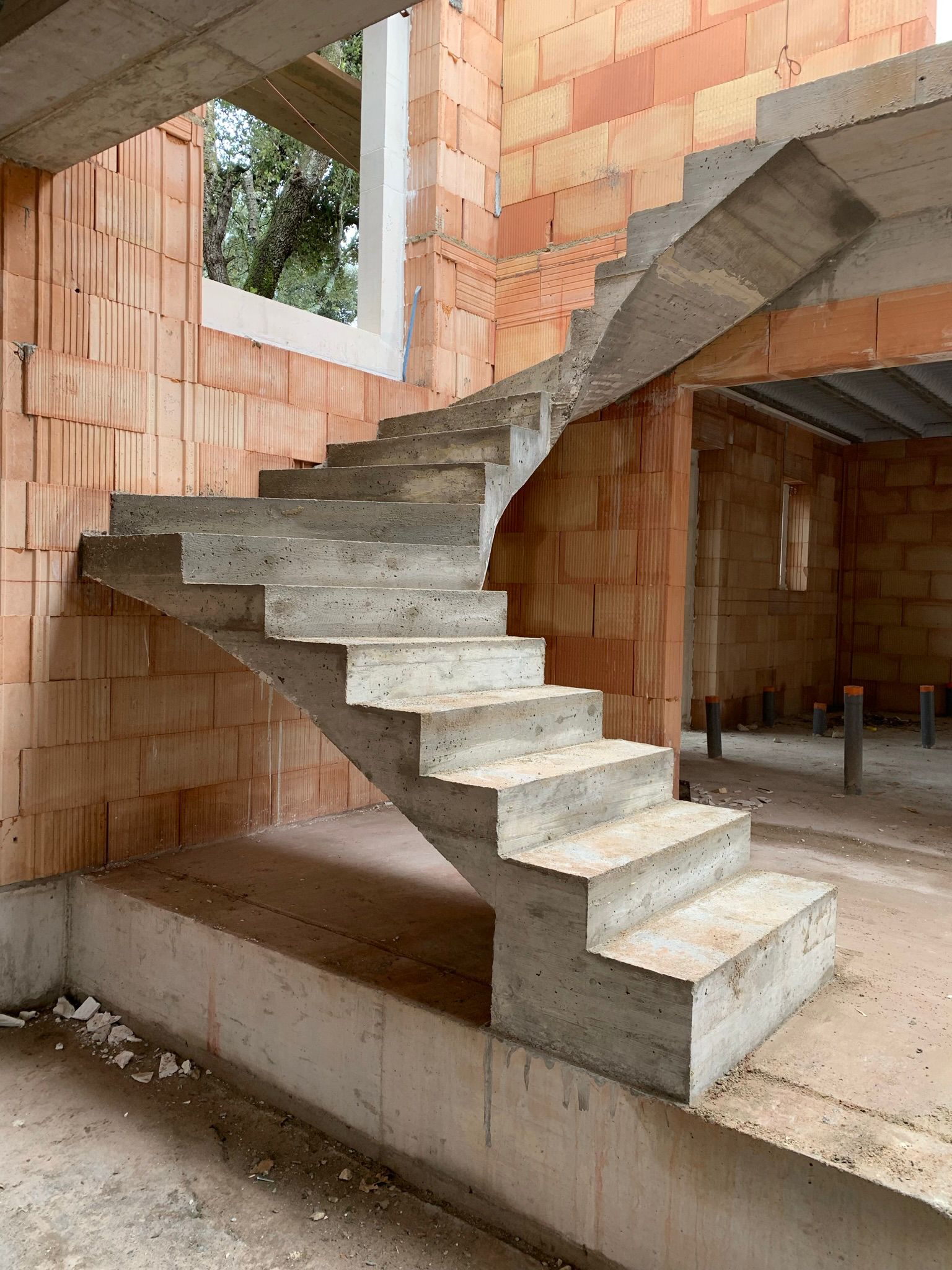 Escalier hélicoïdal en béton armé dans une villa en construction — Alpes-Maritimes