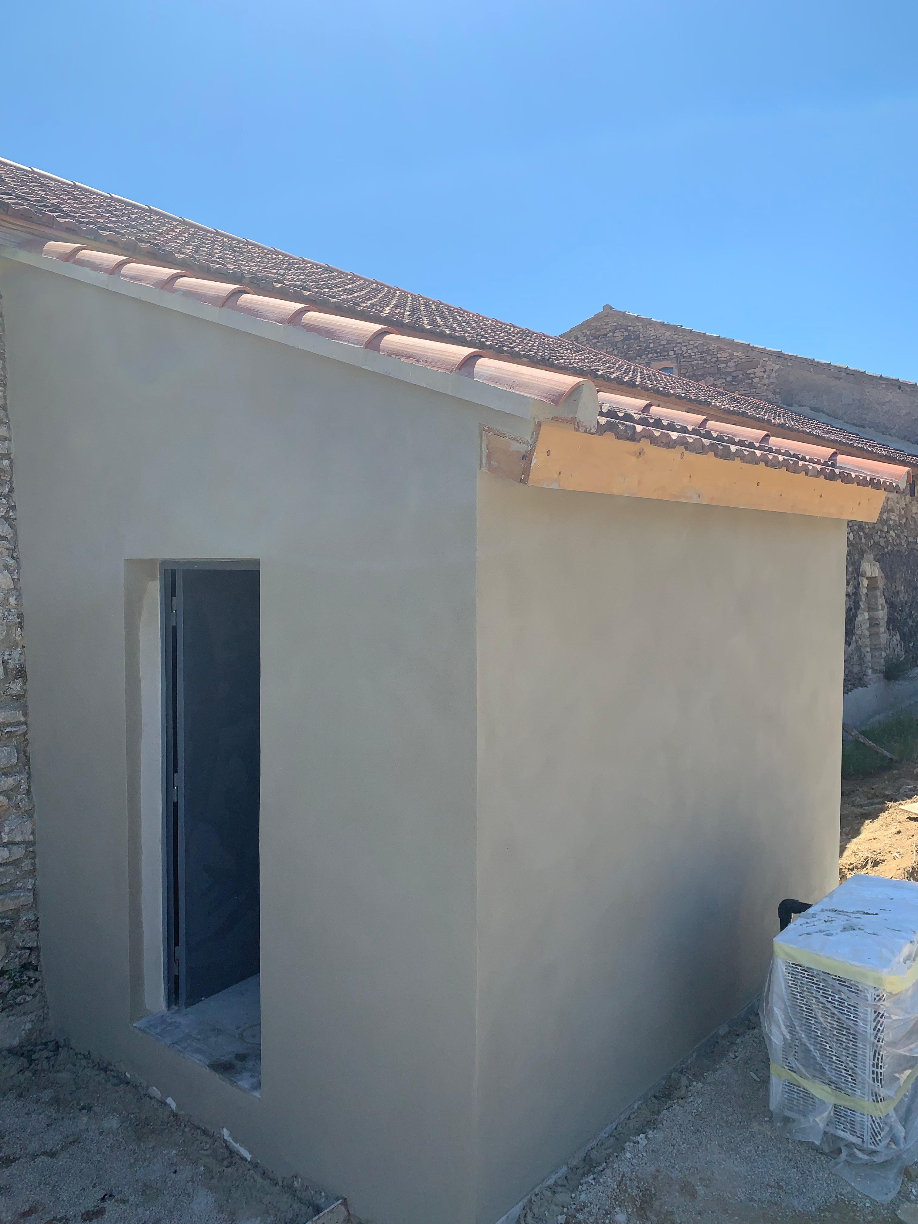 Abri de jardin maçonné avec enduit lissé et tuiles canal — Alpes-Maritimes