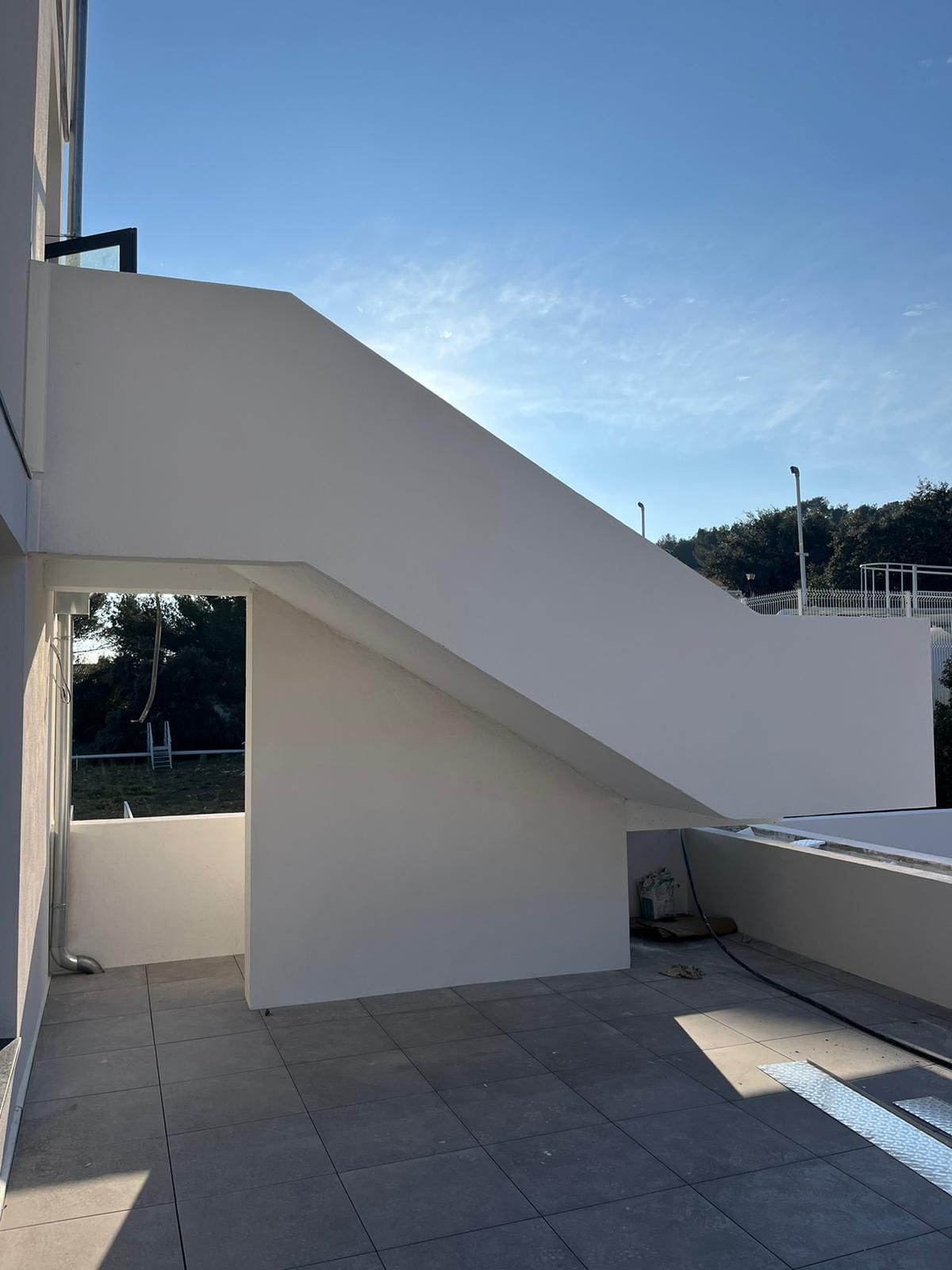 Escalier extérieur en porte-à-faux sur villa contemporaine — Alpes-Maritimes