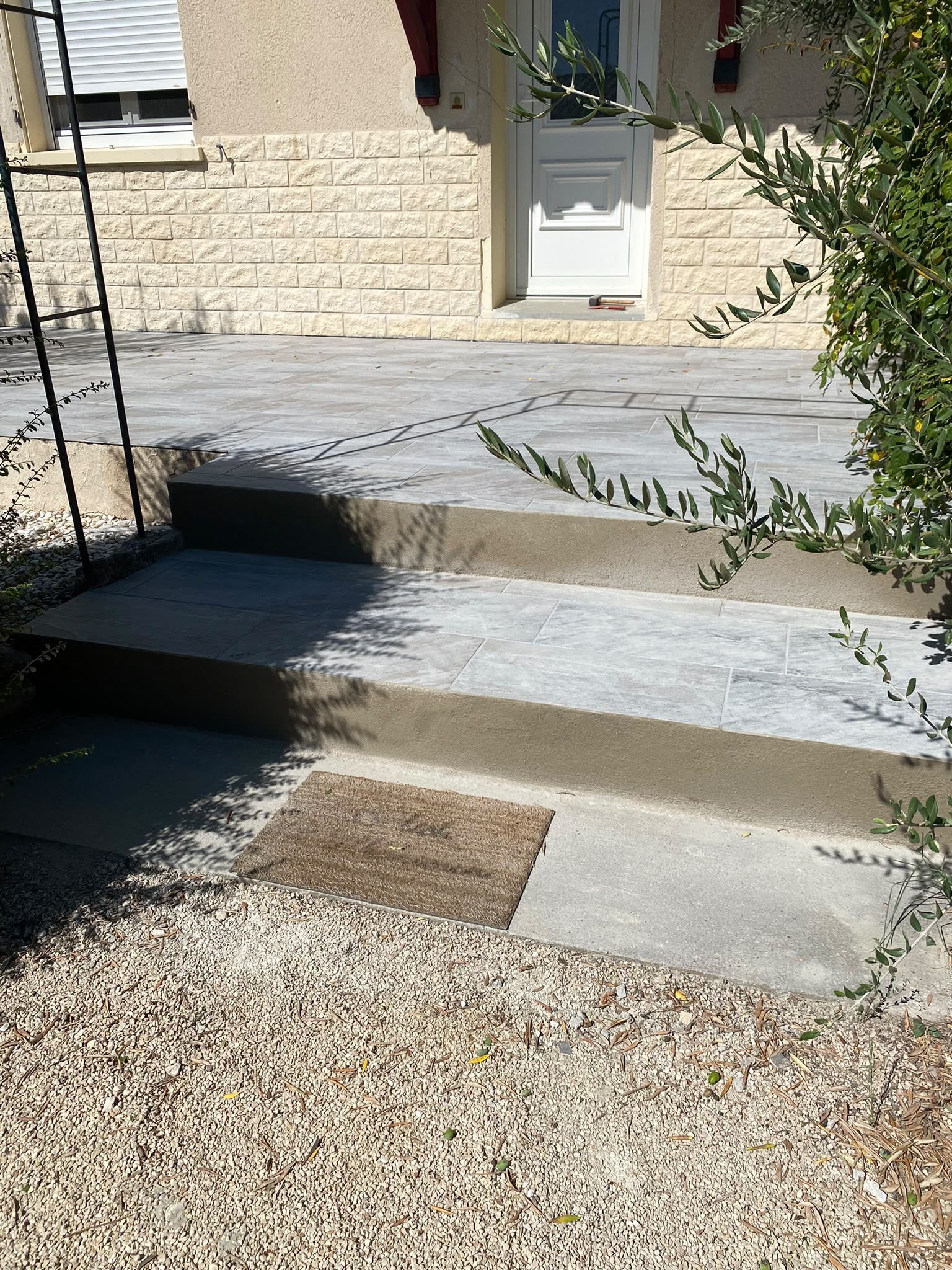 Escalier d'accès à la terrasse — marches en dalles de pierre avec nez de marche soigné