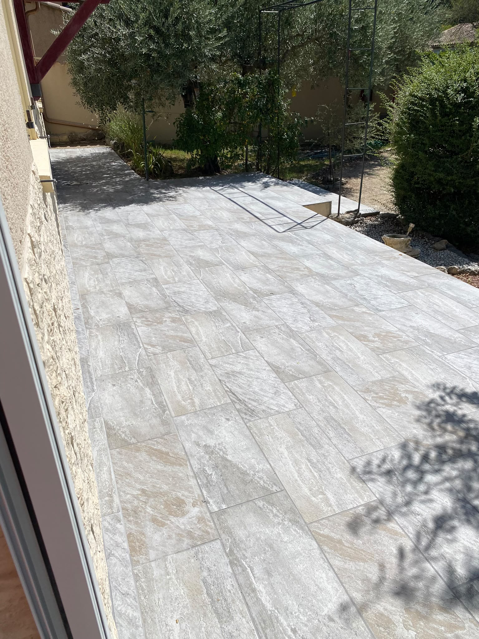 Terrasse carrelée effet pierre naturelle avec jardin méditerranéen — Alpes-Maritimes