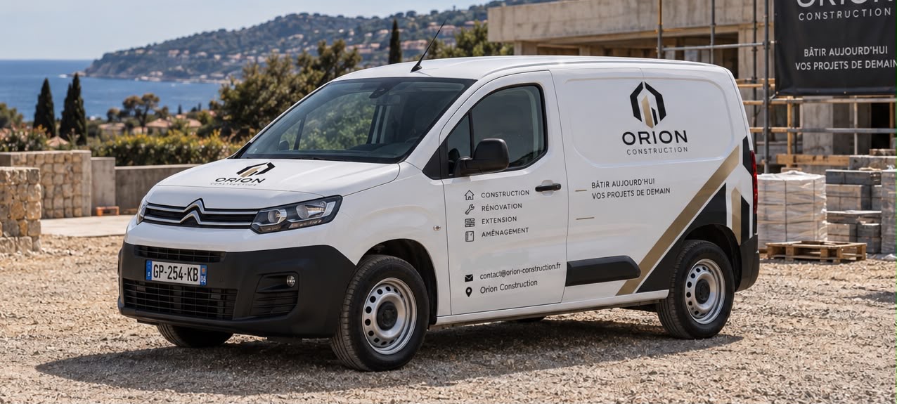 Van Orion Construction sur chantier dans les Alpes-Maritimes, vue mer